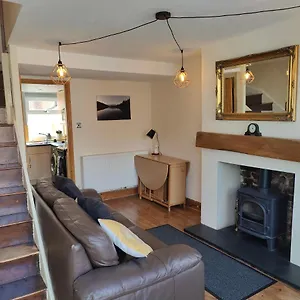 Town Centre House With Free Parking Apartment