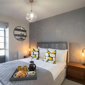 Elliot Oliver - Modern 2 Bedroom Town Centre Apartment